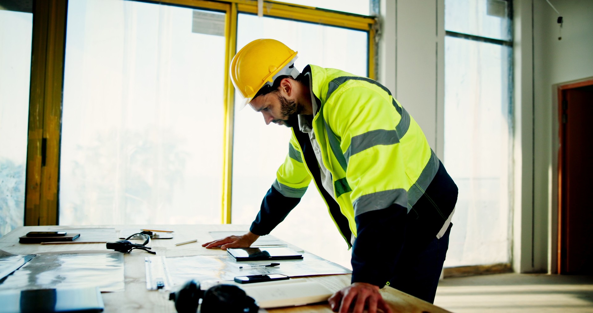 Architecture, planification et plan avec l’homme sur le chantier pour le bâtiment, l’immobilier et l’inspection. Ingénieur, promoteur industriel et immobilier avec personne pour l’entrepreneur et la rénovation