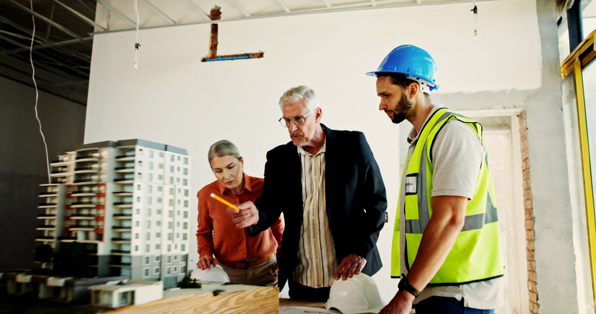 Architecture, travail d’équipe et modèle avec des personnes sur le chantier pour le bâtiment, l’immobilier et l’inspection. Ingénieur, urbaniste et promoteur immobilier avec employé pour l’entrepreneur et la rénovation