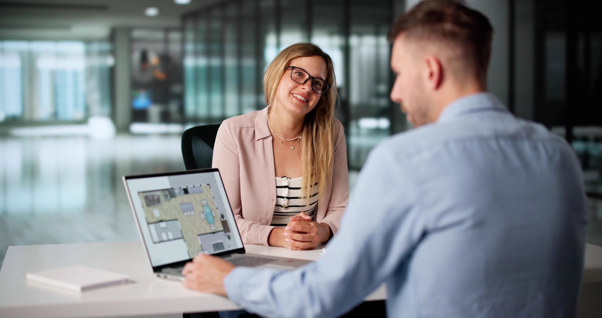 Designer immobilier collaborant à la rénovation d’une propriété